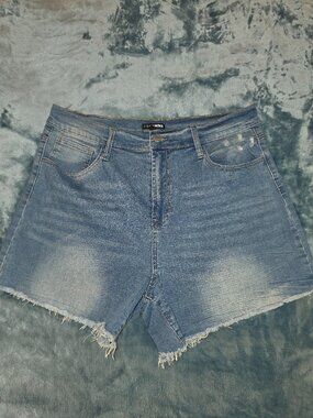 Denim shorts rip detail in the front